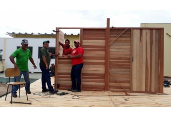 Equipe da Secretaria Municipal de Agricultura, Abastecimento e Meio Ambiente trabalha na construção da Casa do Papai Noel (Foto: Da Assessoria).