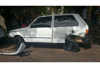 Acidente envolveu três veículos na Avenida Deputado Cunha Bueno, proximidades da APAE, em Adamantina (Foto: Cedida).