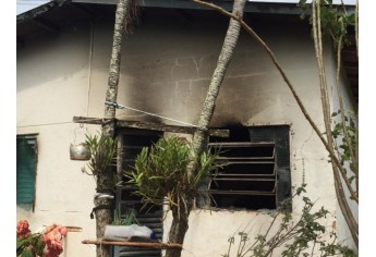 Imóvel ficou danificado com o incêndio, que resultou na morte da idosa (Foto: Heloise Hamada/TV Fronteira).