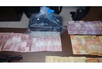 Dinheiro, armas e munições foram apreendidos pela PM, no carro dos fugitivos (Foto: Reprodução/Tupã Notícias).