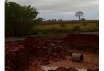 Trecho em obras da SP-294, em que desvio lateral foi obstruído, obrigado motoristas a adotar desvio que pode chegar a 20k (Foto: Panorama Notícia)