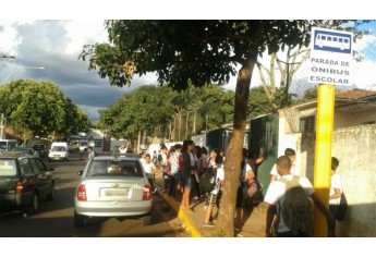 No bolsão ao lado da Escola Estadual Fleurides Cavalini Menechino, carro estacionado irregularmente em área exclusiva para vans e ônibus (Foto: Cedida).