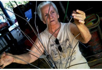 Oficina de esculturas com sucata.