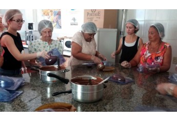 Assistência Social realiza oficina e ensina a produzir ovos de chocolate (Foto: Divulgação).