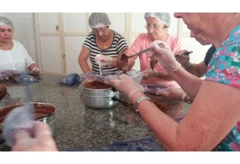 Assistência Social realiza oficina e ensina a produzir ovos de chocolate (Foto: Divulgação).