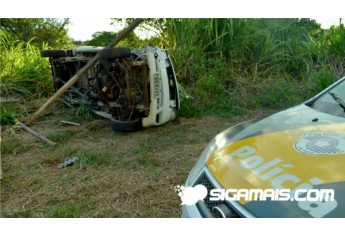 Acidente envolve caminhão e picape utilitária, na vicinal Adamantina/Mariápolis, com quatro feridos em estado leve (Foto: Acácio Rocha).