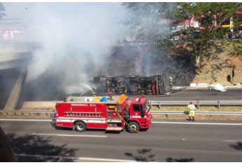 Carreta tomba e pega fogo no trecho urbano da Raposo Tavares, em Prudente (Foto:Antônio Siquieri/Cedida).