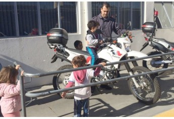 Atividade aumenta os laços de amizade e confiança entre PM e a comunidade local (Foto: Cedida).