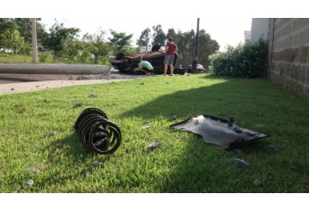 Carro destruiu dois postes e capotou na rua Santos Dumont. Motorista teve ferimentos leves. (Foto: Everton Santos).