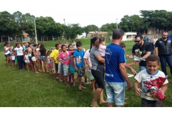 Crianças do Jardim Brasil receberam ovos de chocolate (Foto: Cedida).