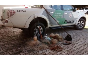 Material de caça e peca, além de armas e munições, foram localizados pela Polícia Ambiental em casa no Salto Botelho, em Lucélia (Foto: Cedida/Polícia Ambiental).