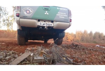Gaiolas onde estavam os pássaros silvestres foram destruídas pela Polícia Ambiental (Foto: Cedida/Polícia Ambiental).