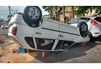 Acidente envolveu três veículos na Avenida Deputado Cunha Bueno, proximidades da APAE, em Adamantina (Foto: Cedida).