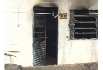 Imóvel ficou danificado com o incêndio, que resultou na morte da idosa (Foto: Heloise Hamada/TV Fronteira).