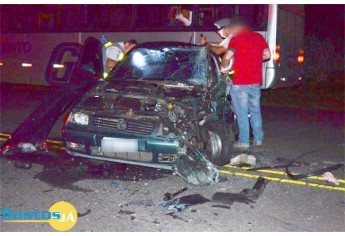 Acidente foi na SP-294, em Iacri, envolvendo ônibus da Prefeitura de Adamantina, com pacientes que seguiam para Marília, em um carro VW Polo (Foto: Site Bastos Já).