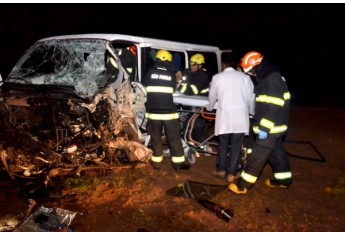 Acidente com van e caminhão fez uma vítima fatal, na vicinal Salmourão/Osvaldo Cruz  (Foto: Rádio Metrópole / Portal Metrópole / Cristiano Nascimento).