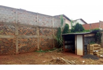 Adolescente pulou muro, e depois foi capturado pelos policiais militares (Foto: Polícia Militar/Cedida).
