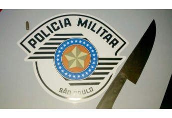 Faca foi encontrada na casa do homem. Arma pode ter sido usada para atacar mulher (Foto: Cedida).