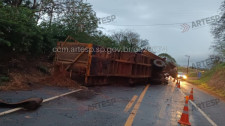 Carreta tomba na rodovia entre Adamantina e Mariápolis
