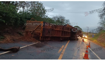 Carreta tomba na rodovia entre Adamantina e Mariápolis