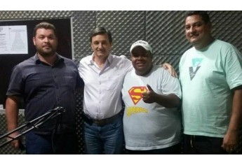 Willian Toffoli, Ivo Santos, Alex Onça e João César Prado, na Life FM, na noite de ontem, em Adamantina (Foto:  Reprodução/Life FM).