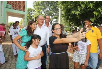 Governador Alckmin em uma selfie com uma família de Sagres, na praça central da cidade. (Foto:  A2img /Gilberto Marques).