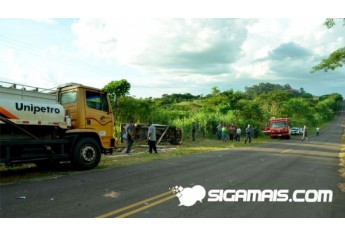 Acidente envolve caminhão e picape utilitária, na vicinal Adamantina/Mariápolis, com quatro feridos em estado leve (Foto: Acácio Rocha).