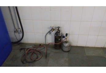 Cilindro e botijão de gás, usados para arrombar o caixa eletrônico (Foto: Cedida).