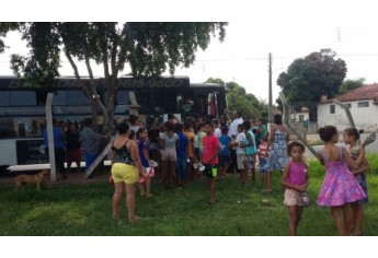 Crianças do Jardim Brasil receberam ovos de chocolate e se divertiram no Ônibus Balada (Foto: Cedida).