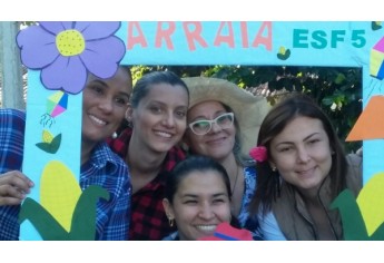 Celebração junina une equipe da ESF 5, equipe do Lar dos Velhos e internos assistidos pela instituição (Foto: Cedida).