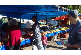 Bombeiros realizam exposição de equipamentos e orientam população na feira-livre (Foto: Cedida).