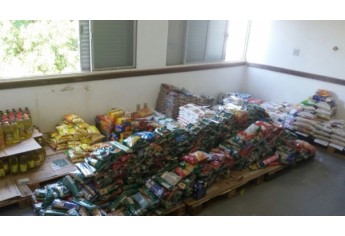 Mobilização arrecada 1,8 tonelada de alimentos doados pela comunidade, revertidos à Santa Casa de Adamantina (Foto: Cedida).