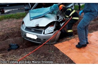Automóvel Ford Fiesta envolvido no acidente, onde estava a vítima que foi socorrida e morreu no hospital (Foto: João Mário Trentini/Reprodução Bastos Já).