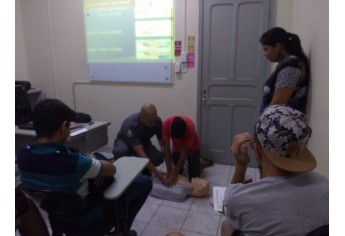 Atividade promoveu orientação sobre primeiros socorros, junto aos jovens da Polícia Mirim. (Foto: Assessoria de Imprensa)