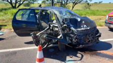Carros batem de frente quando um deles tentava ultrapassar caminhão na SP-425: cinco ficam feridos