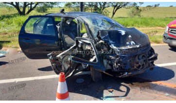 Carros batem de frente quando um deles tentava ultrapassar caminhão na SP-425: cinco ficam feridos