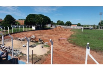 Estádio Municipal recebe obras de melhorias com troca da tela do alambrado, construção de banheiros, acessibilidade, além da saída de emergência (Foto: Assessoria de Imprensa).