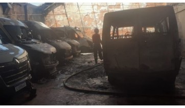 Veículos foram atingidos pelo fogo (Assessoria de Comunicação/Pref. Marília).
