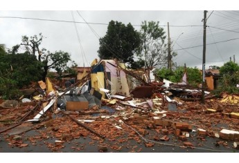 Casa destruída pelo temporal em Panorama.