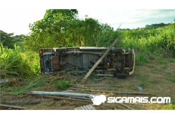 Acidente envolve caminhão e picape utilitária, na vicinal Adamantina/Mariápolis, com quatro feridos em estado leve (Foto: Acácio Rocha).