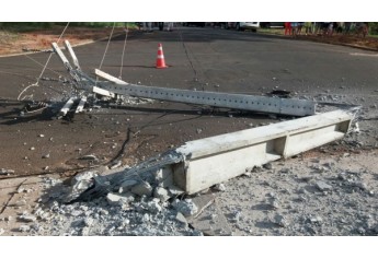 Carro destruiu dois postes e capotou na rua Santos Dumont. Motorista teve ferimentos leves. (Foto: Everton Santos).
