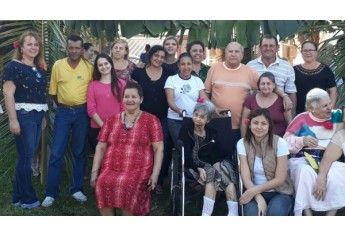 Celebração junina une equipe da ESF 5, equipe do Lar dos Velhos e internos assistidos pela instituição (Foto: Cedida).