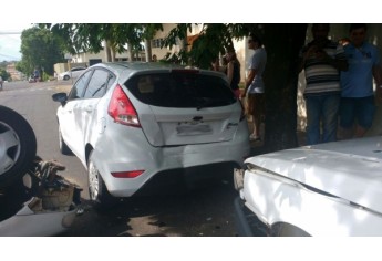 Acidente envolveu três veículos na Avenida Deputado Cunha Bueno, proximidades da APAE, em Adamantina (Foto: Cedida).