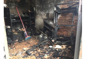 Imóvel ficou danificado com o incêndio, que resultou na morte da idosa (Foto: Heloise Hamada/TV Fronteira).