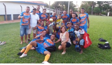 Equipe do EC San Remo conquistou o título de bi-campeão na 21ª edição do Torneio de Futebol Médio da Vila Freitas (Da Assessoria).