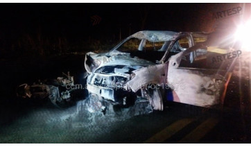 Após colisão frontal, motociclista é arremessado para dentro de carro e morre na SP-294 em Irapuru