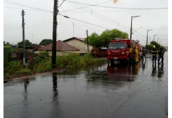 Bombeiros de Adamantina se deslocaram para Lucélia, para atendimento à ocorrência de desmoronamento de casa (Foto: Cedida/Bombeiros).