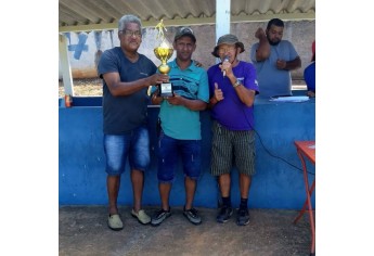 Entrega de premiações às equipes, no torneio de futebol médio realizado neste sábado (Foto: Cedida).