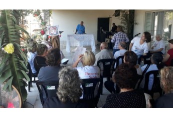 Celebração junina une equipe da ESF 5, equipe do Lar dos Velhos e internos assistidos pela instituição (Foto: Cedida).