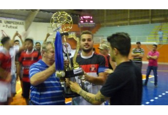 Entrega de premiações pela Copa Unipedras UNIFAI de Futsal 2018 (Divulgação).